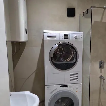 Glow - Free Parking Apartment