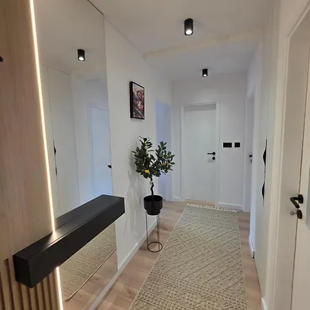 Glow - Free Parking Apartment
